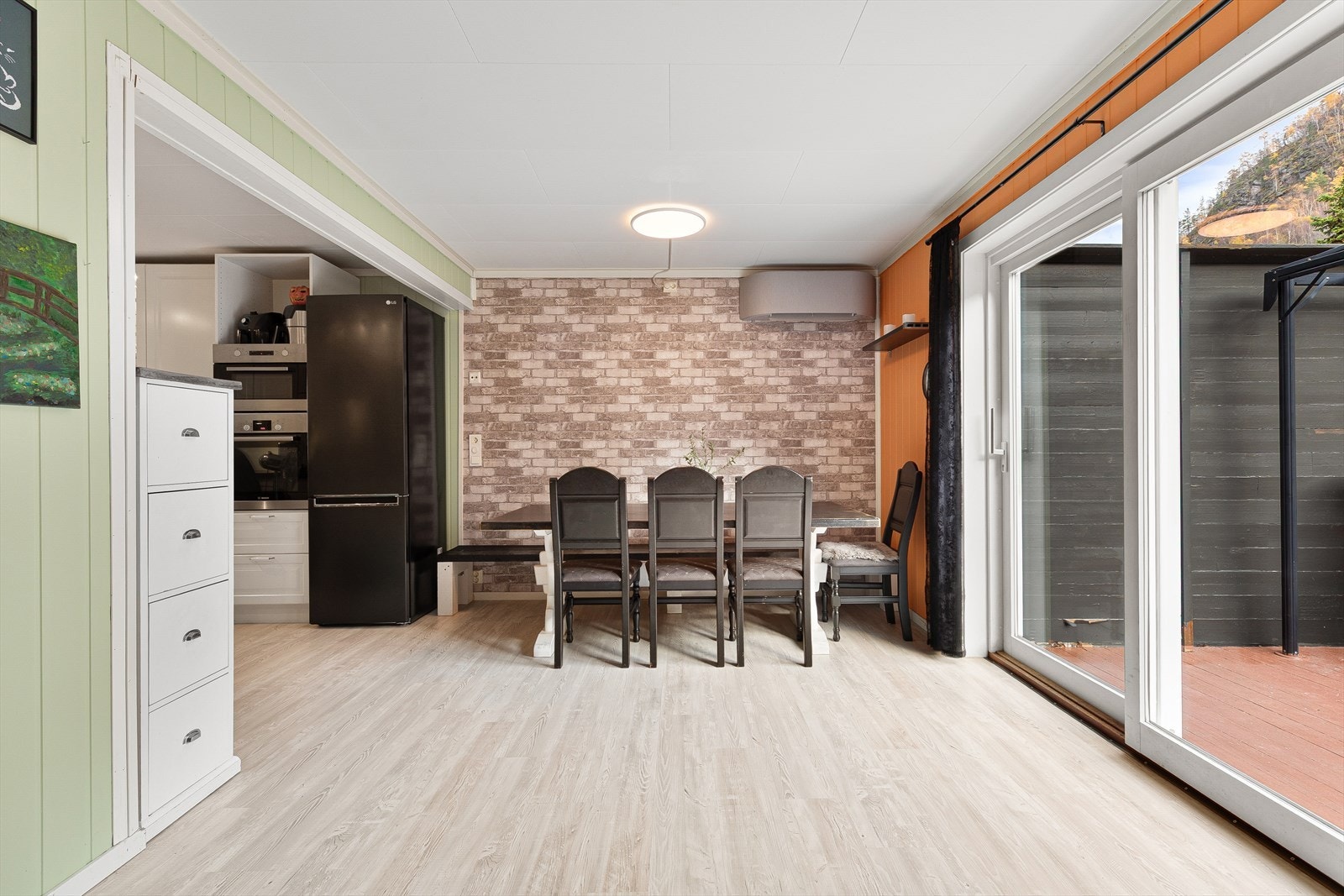 Gode vindaugsflater som slepp inn godt med dagslys. Galleribilde