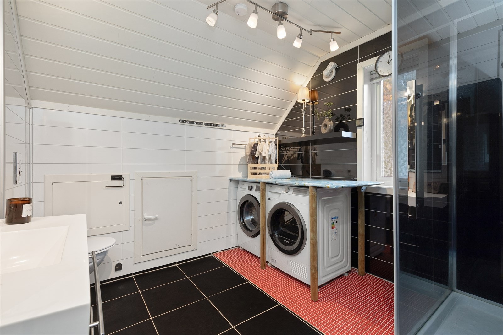 Badet har baderomsplater på veggar og taket har panel. Golvet er flislagt og har elektriske varmekabler. Galleribilde