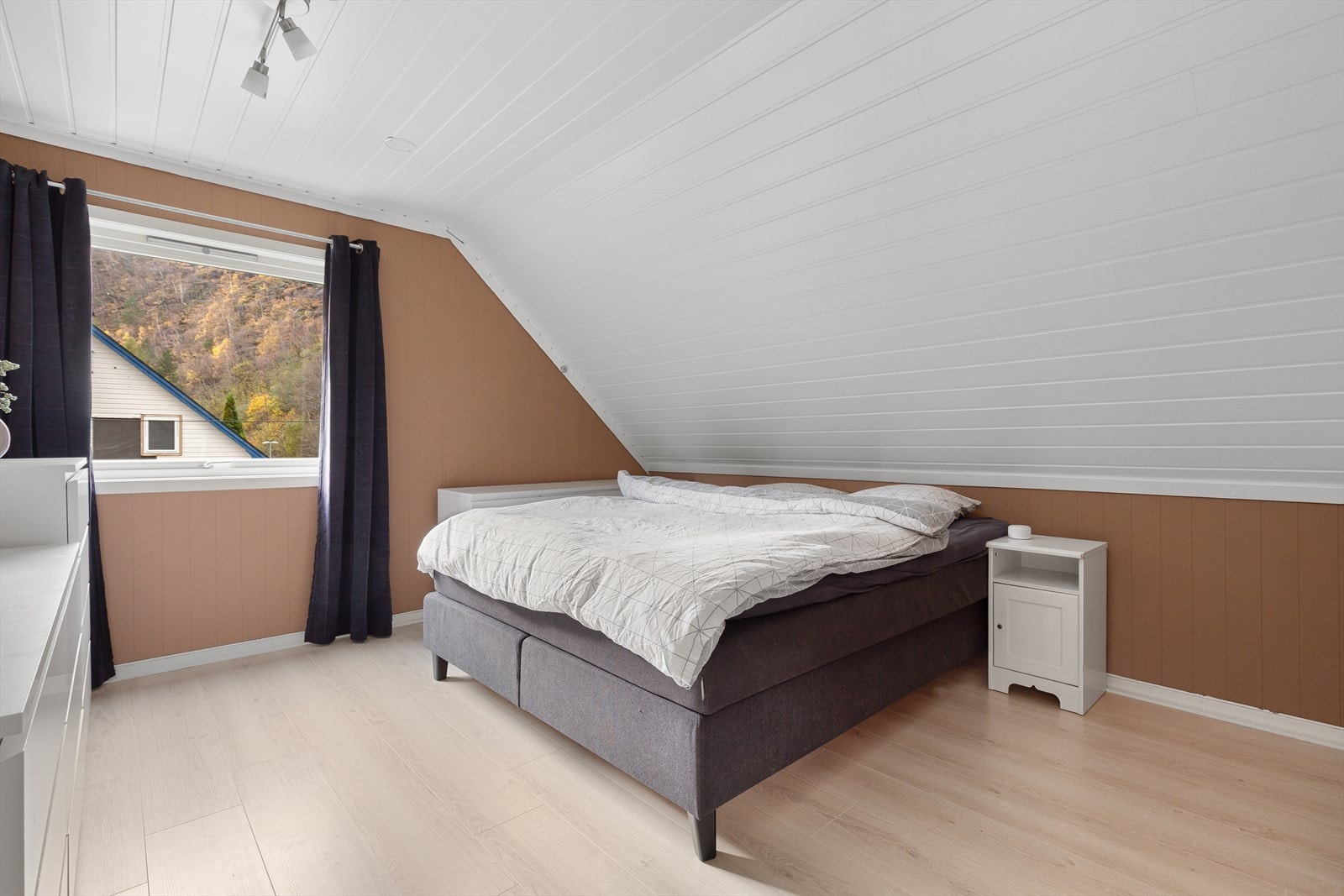 Soverom med god plass til dobbeltseng og nattbord. Galleribilde