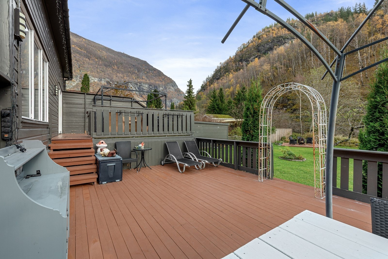 Frå stove/kjøkken er det utgang til stor terrasse med gode bruksmoglegheiter. Galleribilde