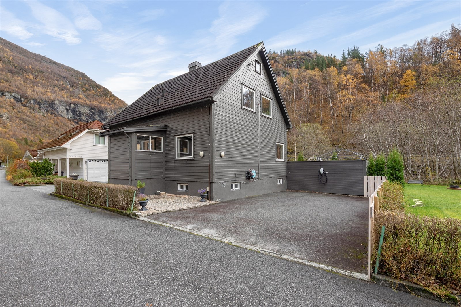 Eigedomen har fint opparbeida parkeringsareal med nyleg montert el-bil ladar. Galleribilde