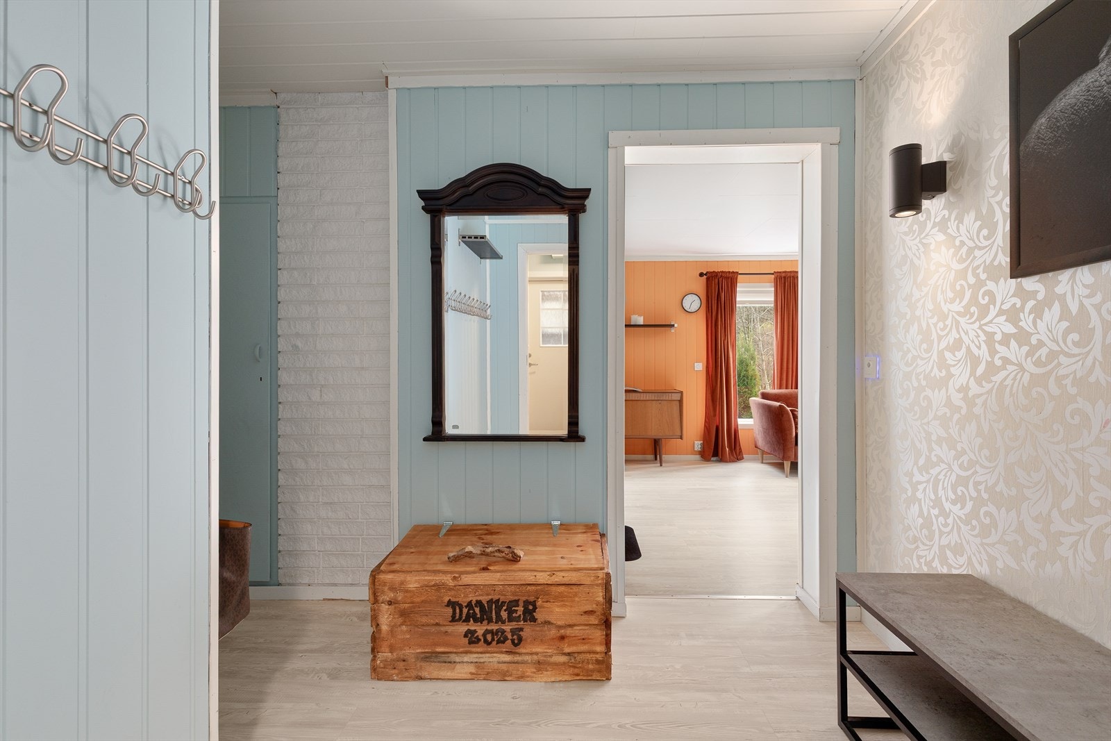 Velkomen inn - moglegheit til å henge frå seg yttertøy i entre og gang. Galleribilde