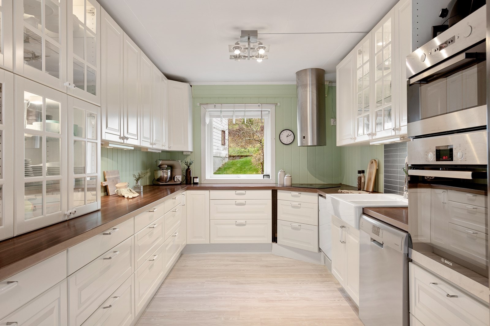 Kjøkkenet har innredning med profilerte fronter og benkeplate av laminat. Galleribilde