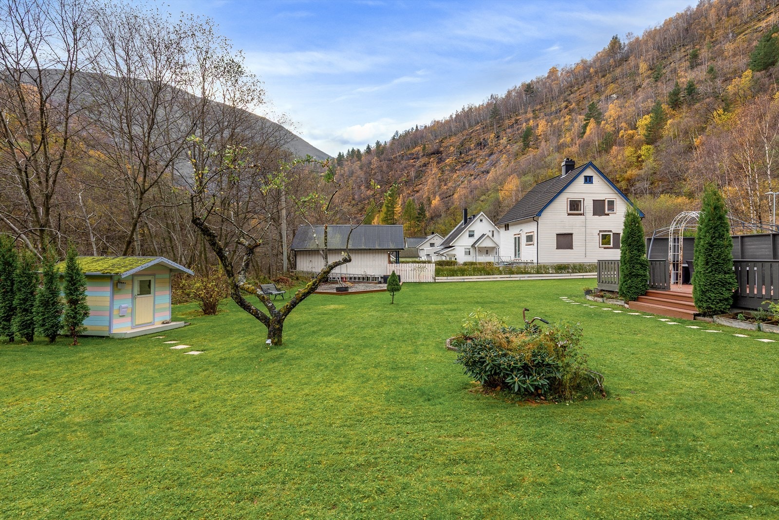 Lange, rolege fridagar kan tilbringast i naturskjønne omgivelsar, gjerne menst barna kosar seg i nærleiken. Galleribilde