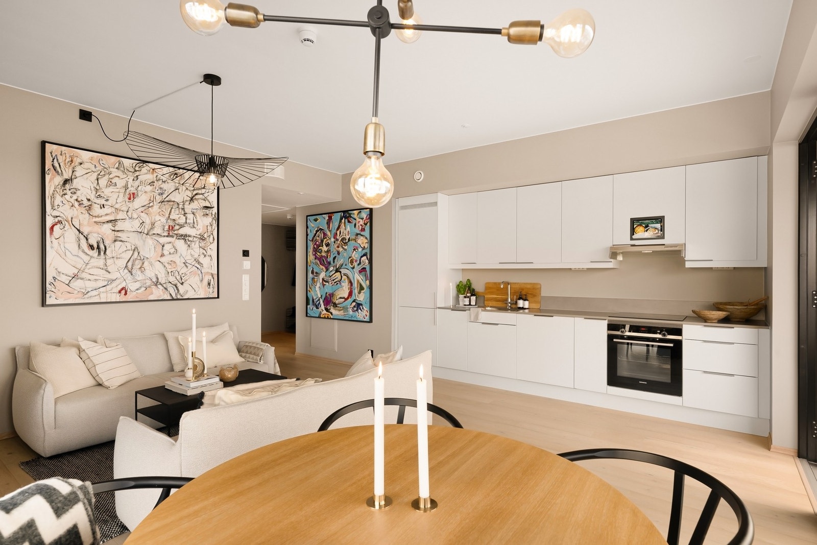 Kjøkken med slette fronter Galleribilde