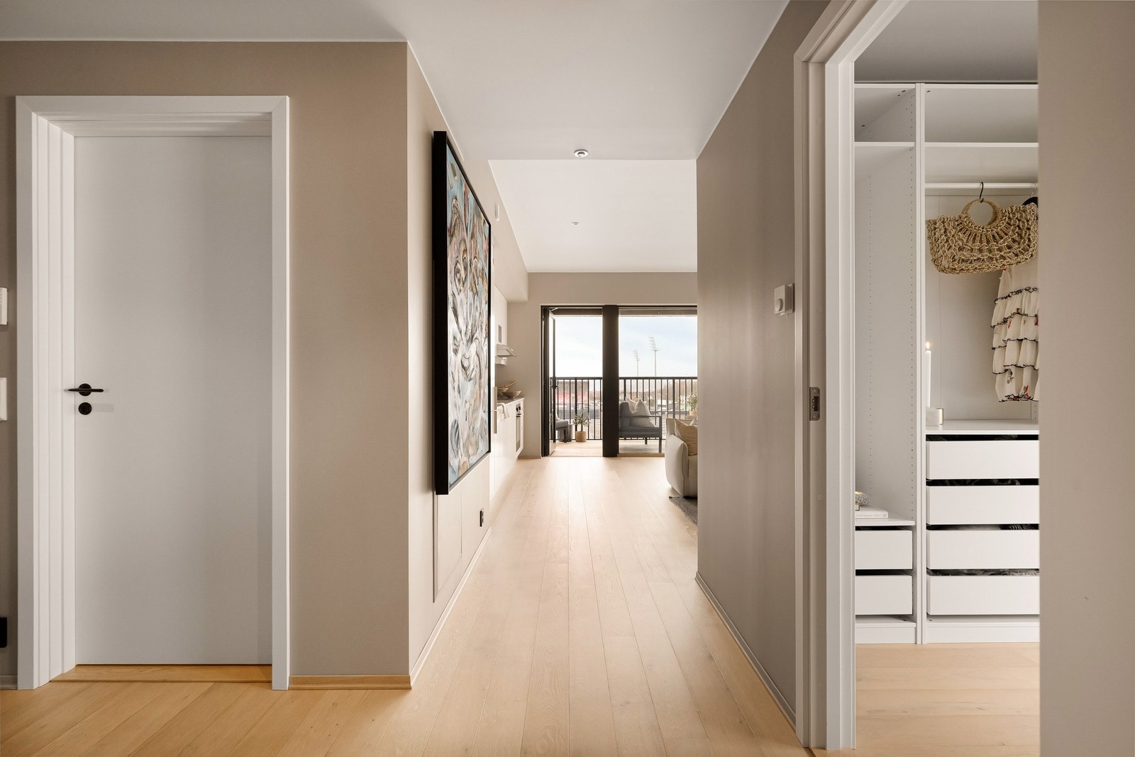 Lyst og delikat, med tidsriktige overflater Galleribilde