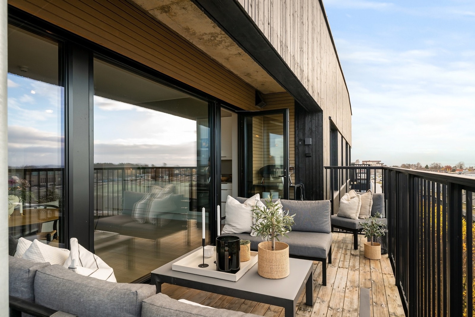 Balkong med luftig utsyn mot Melløs stadion Galleribilde