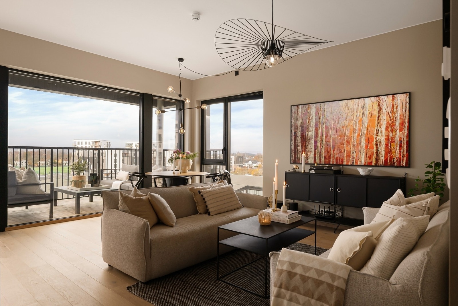 Store vindusflater slipper inn rikelig med naturlig lys Galleribilde