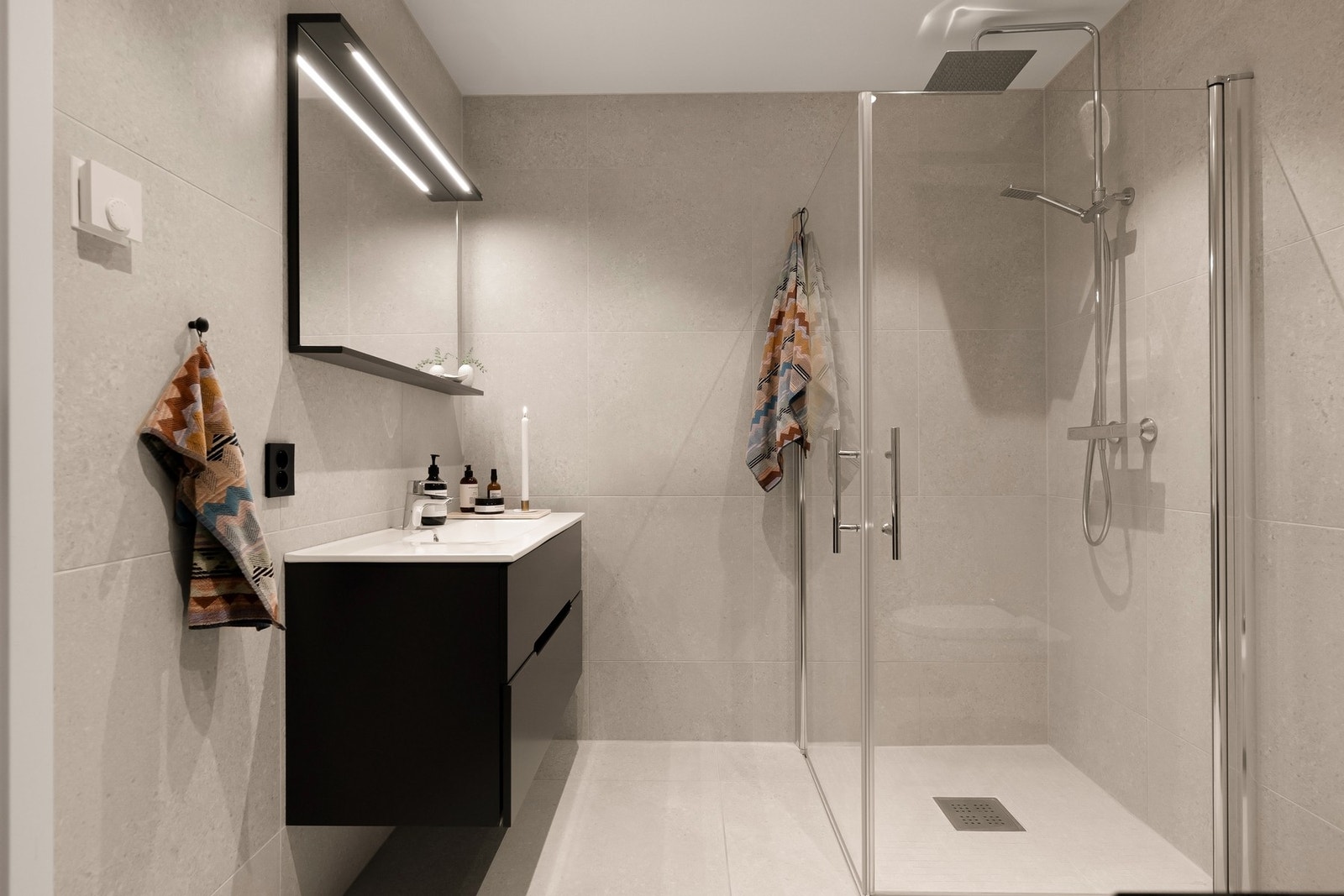 Badet er lekkert flislagt Galleribilde