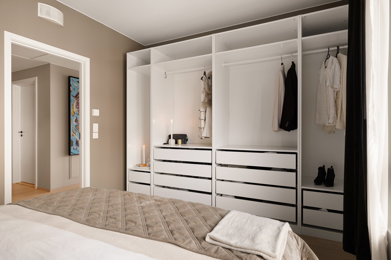 God plass til garderobe Galleribilde