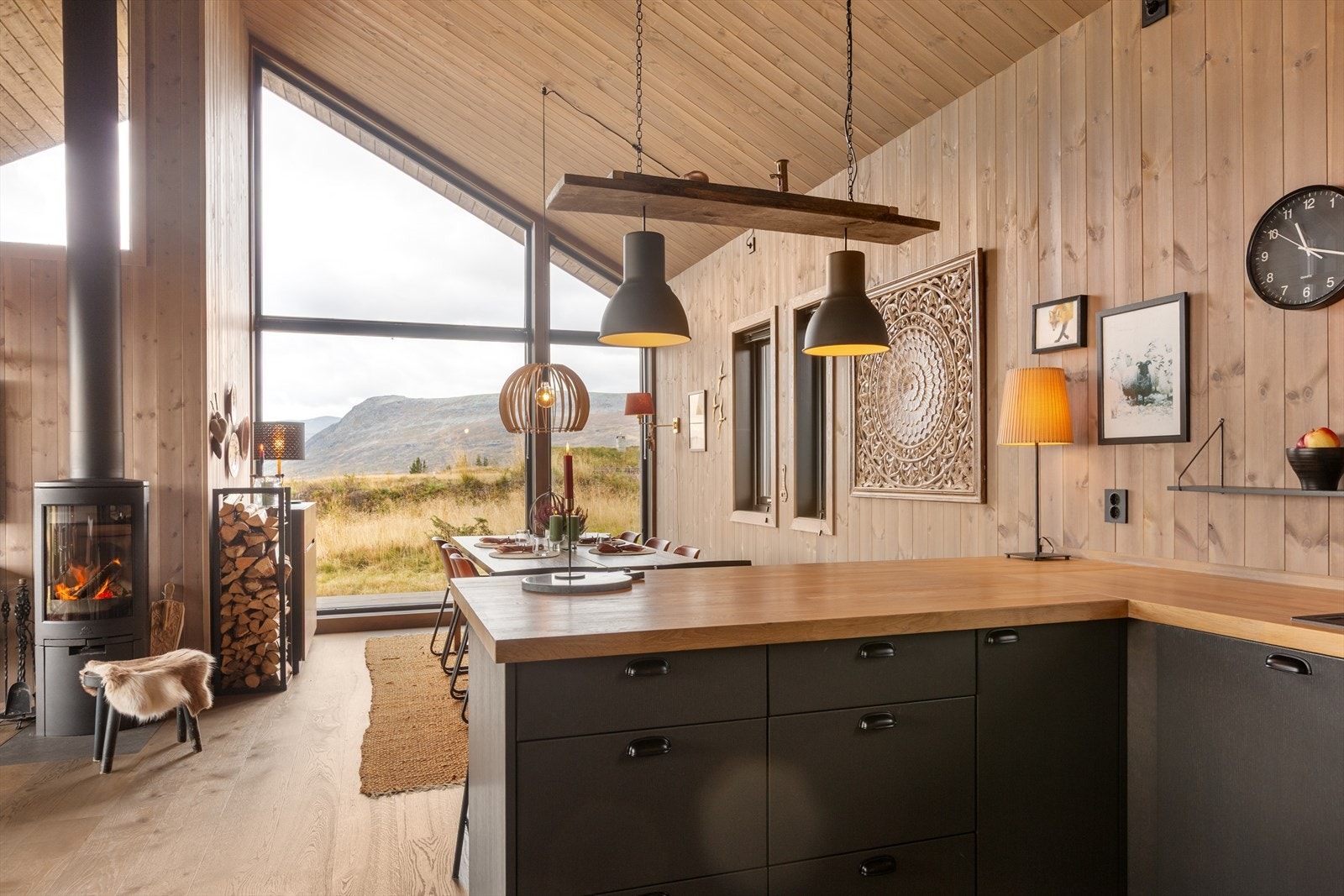 "Barløsning" mellom kjøkken og spisestue. Galleribilde