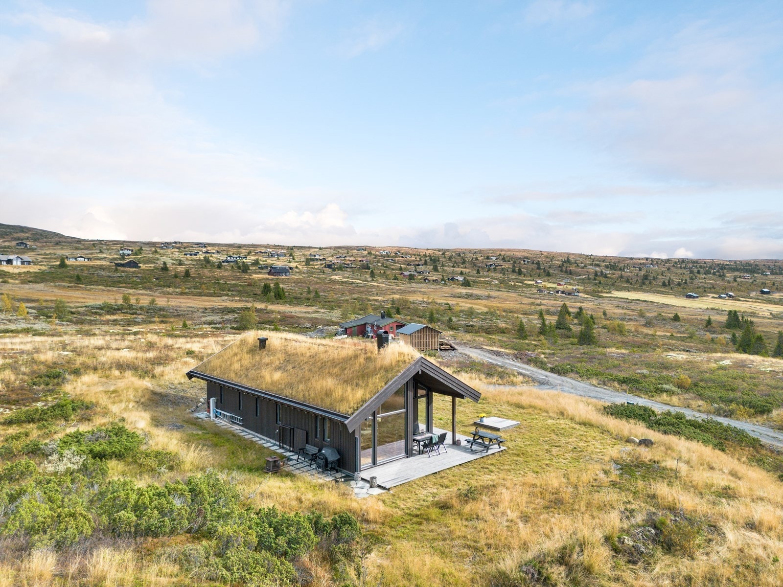 Denne flotte fritidsboligen har fantastisk beliggenhet på Kvislasyndin, sør på Syndin i Vestre Slidre kommune. Galleribilde
