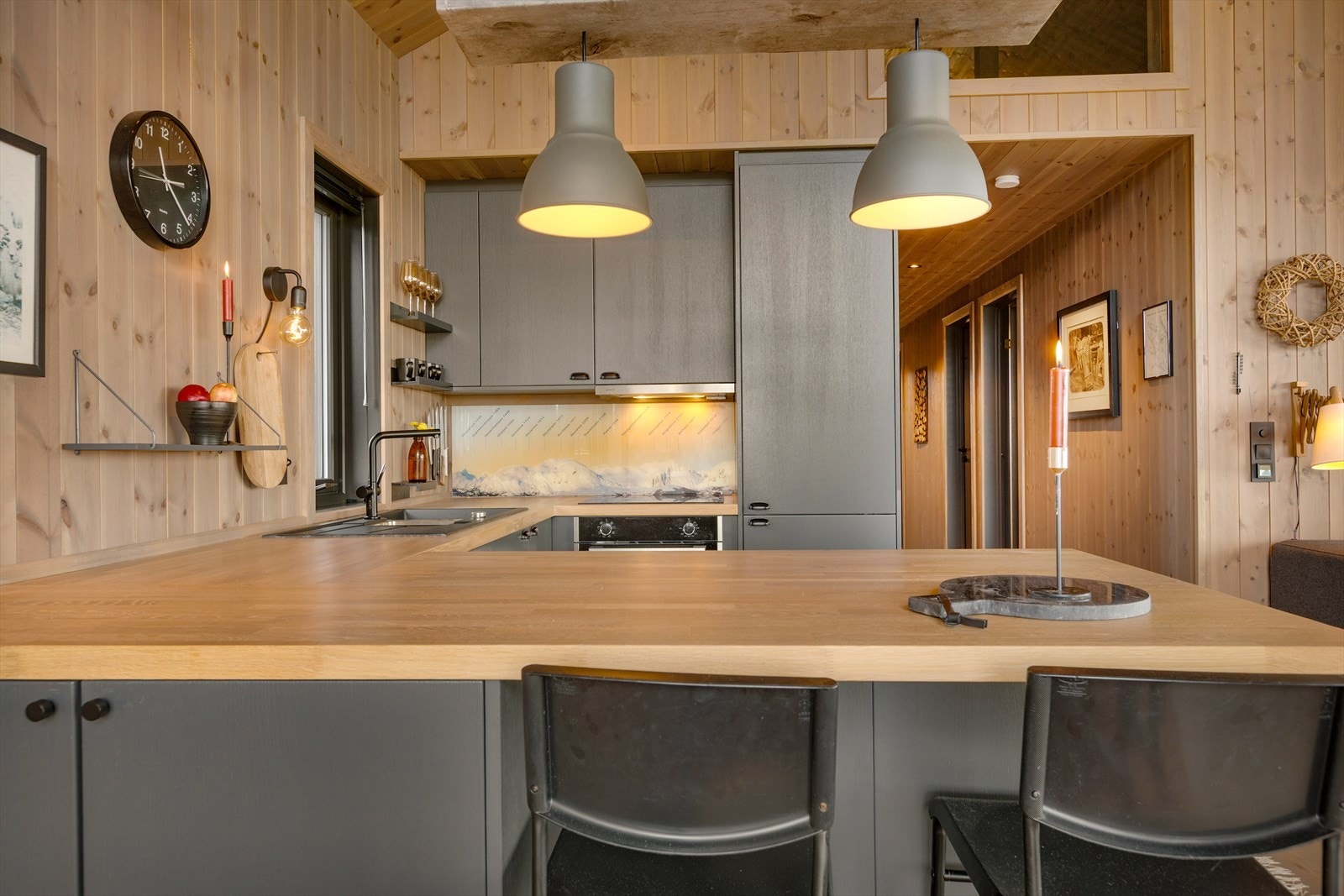 Integrerte hvitevarer som platetopp, komfyr, oppvaskmaskin og kjøl-/fryseskap. Galleribilde