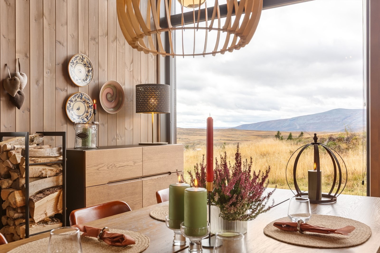 Nydelig utsikt til Gilafjellet, Nøsakampen, Grønnsennknippa og Sørre Syndinvatnet m.m. Galleribilde