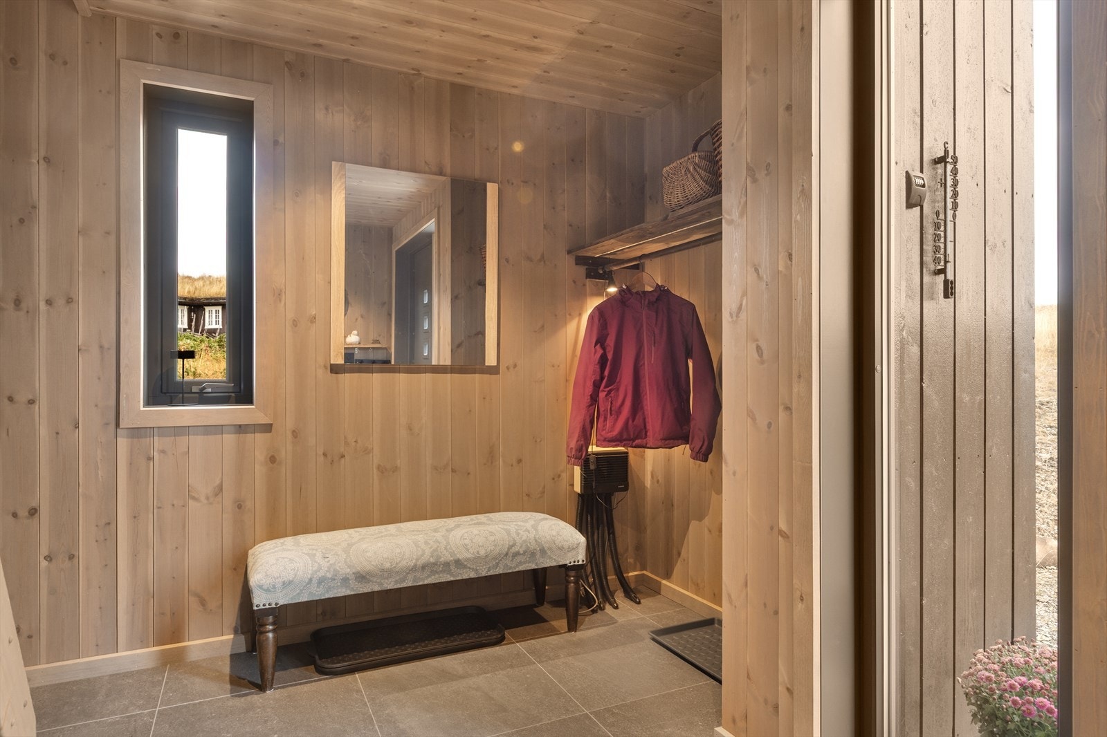 Gang med plass for yttertøyet. Galleribilde