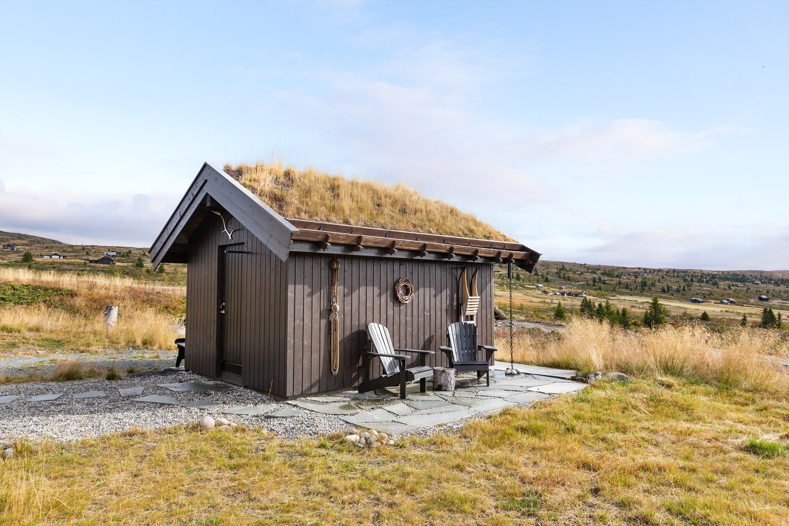 Flere uteplasser med skifer på terreng. Galleribilde