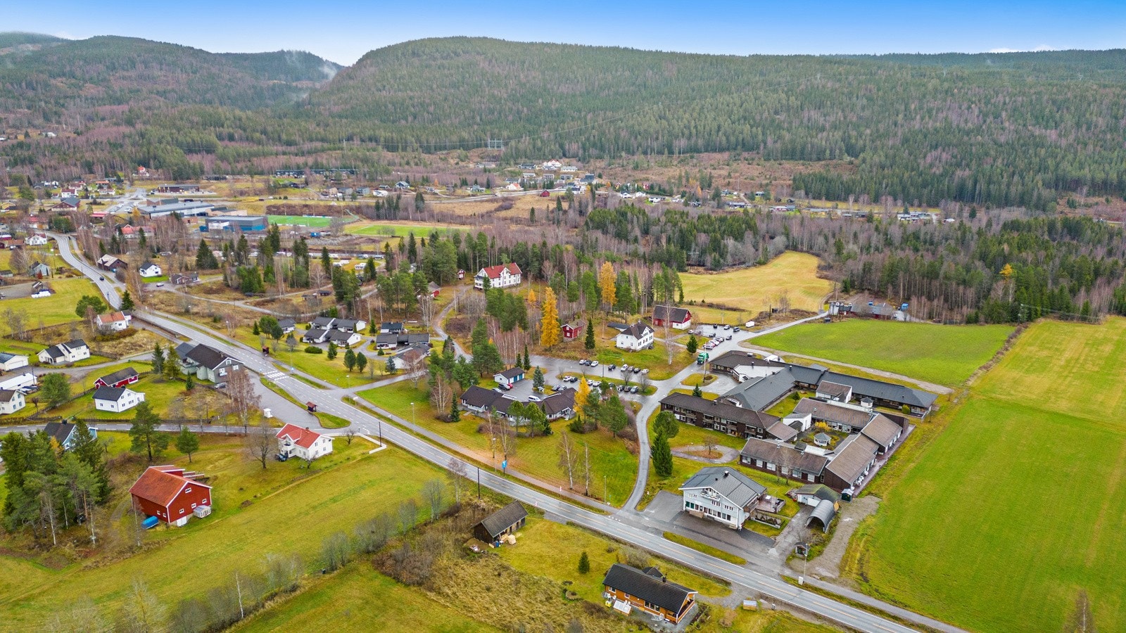 Dronebilde. Eiendom med romslig boligdel og næringsdel, samt garasje. Galleribilde