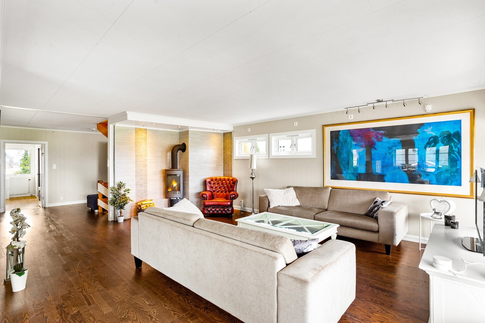 Romslig stue. Galleribilde