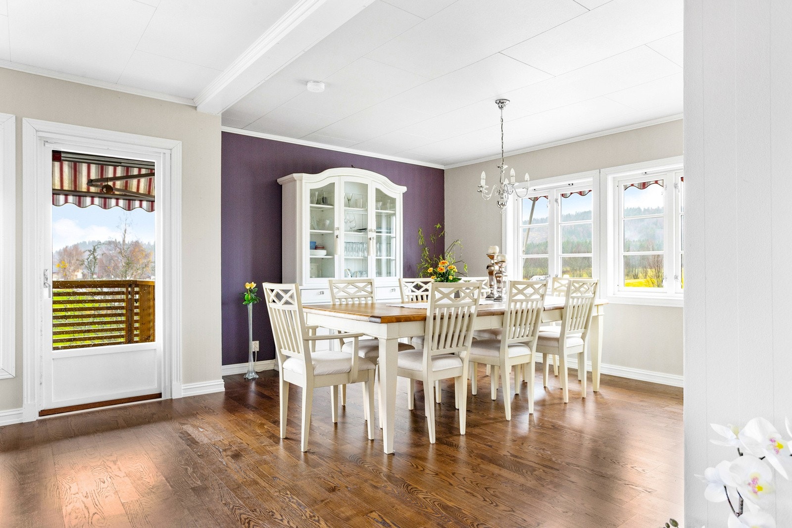 Spisestue med plass for hele familien eller mange gjester. Galleribilde