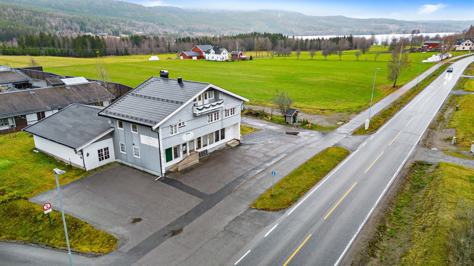 Eiendommen ligger landlig til i Hurdal, og er på ca 1768 kvm. Galleribilde