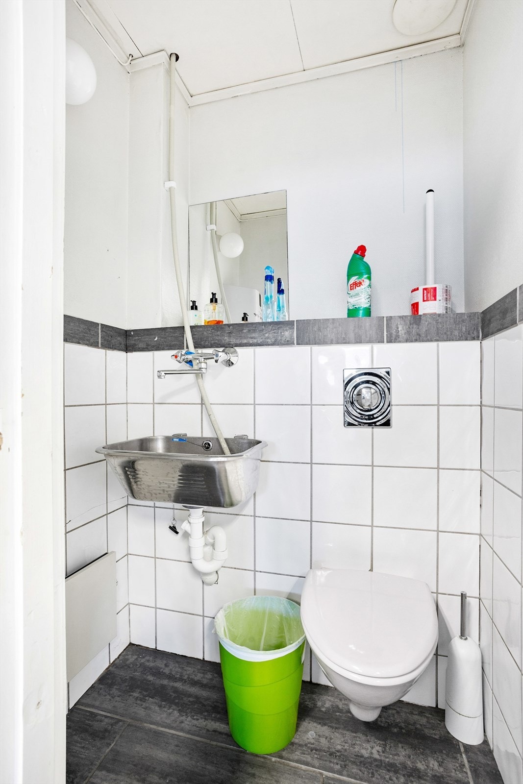 Toalettrom i næringsdelen innredet med servant og wc. Galleribilde