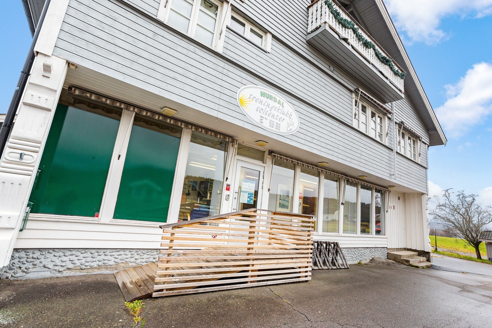 I 1. etasje har du også næringsdelen av bygget som består av bla. kontorer, treningsstudio, solstudio og spiserom. Galleribilde