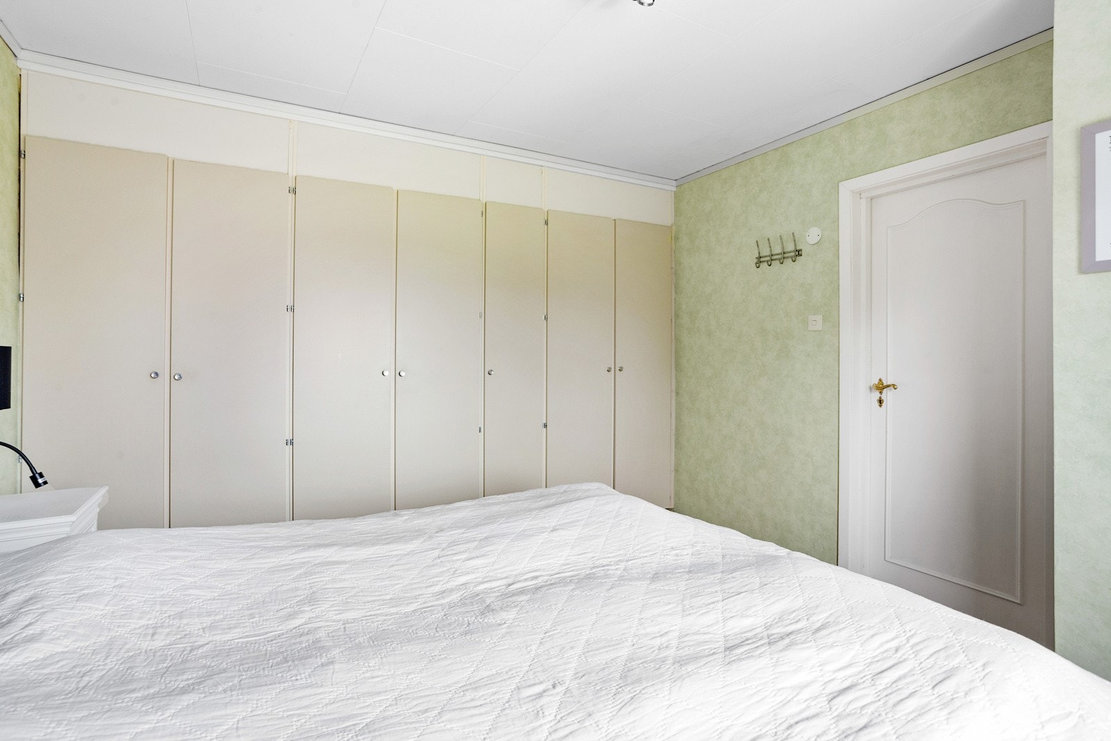 Plassbygget skap i soverommet. Galleribilde