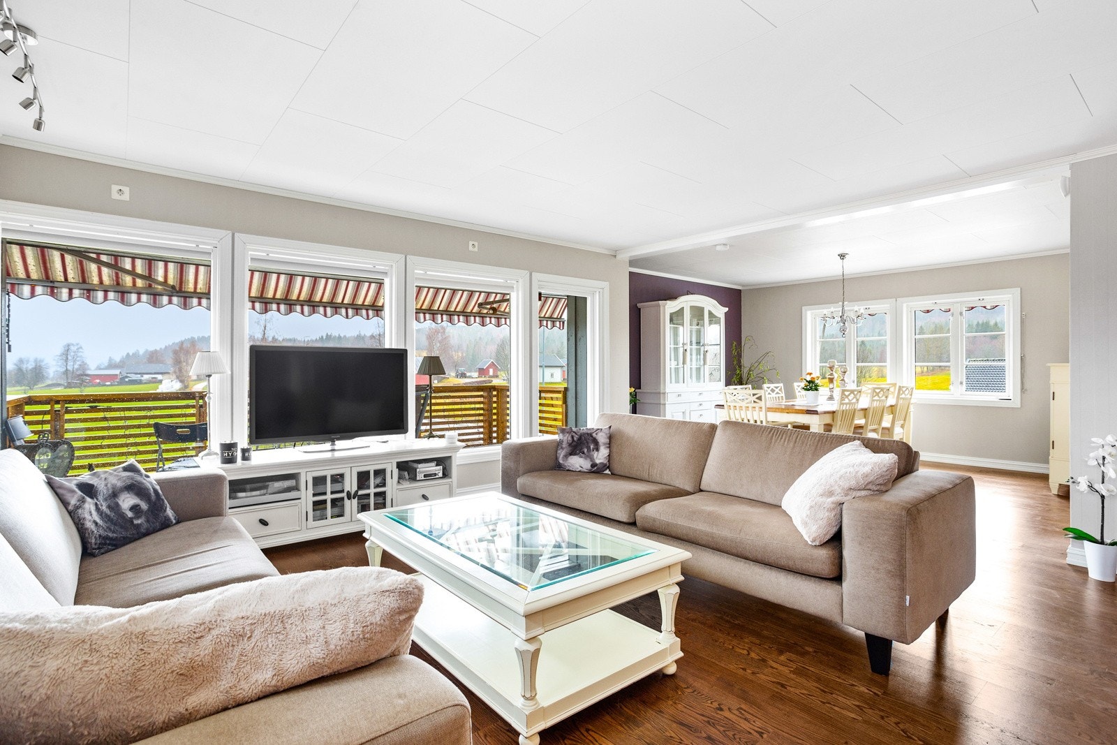 Stue med store vindusflater som slipper inn godt med naturlig lys. Galleribilde