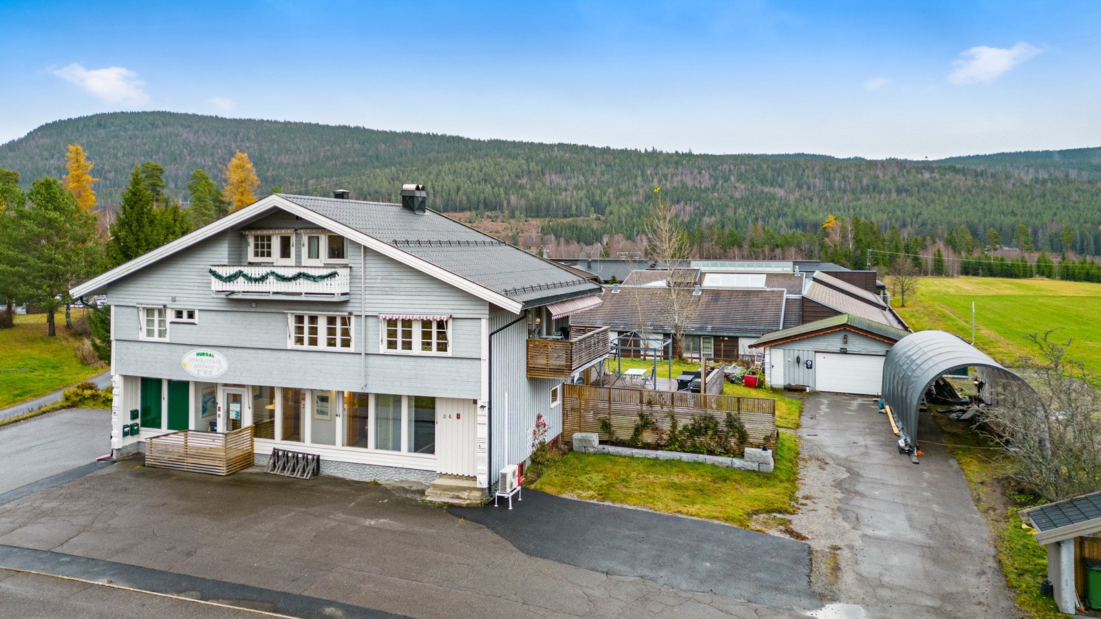 Det følger også dobbel garasje til eiendommen, og det er godt med parkeringsmuligheter forøvrig på den asfalterte gårdsplassen. Galleribilde