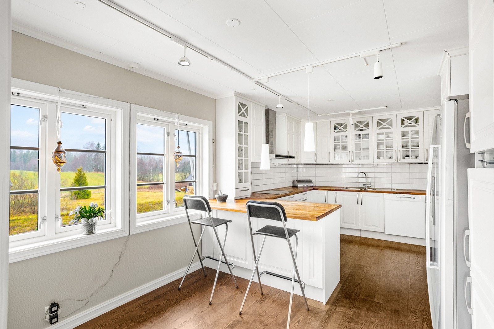 Lyst og hyggelig kjøkken med flere vinduer som gir gode lys- og utsiktsforhold. Galleribilde