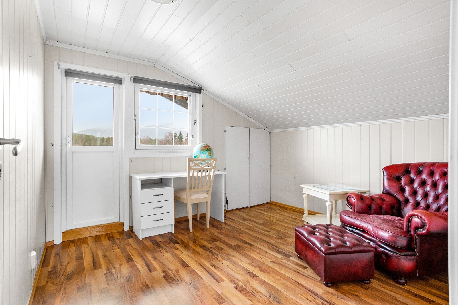 Soverom i 3. etasje med utgang til balkong. Galleribilde