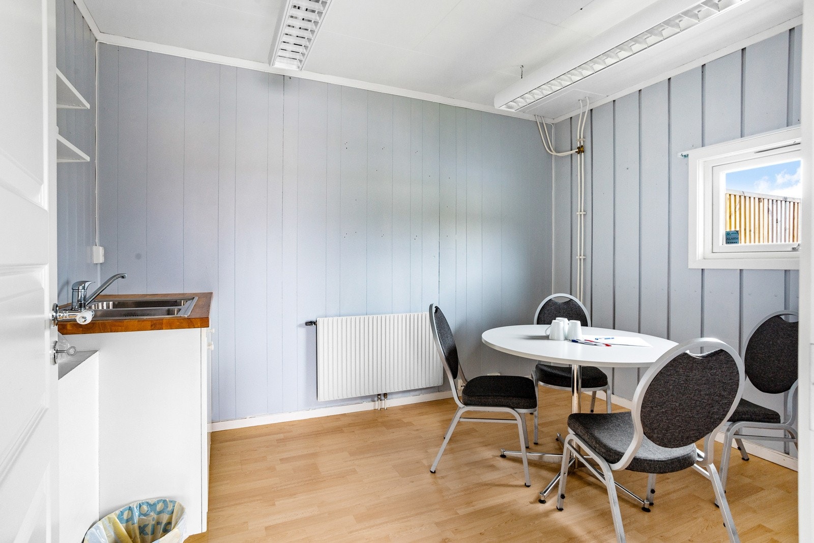 Spiserom med te-kjøkken i næringsdelen. Galleribilde