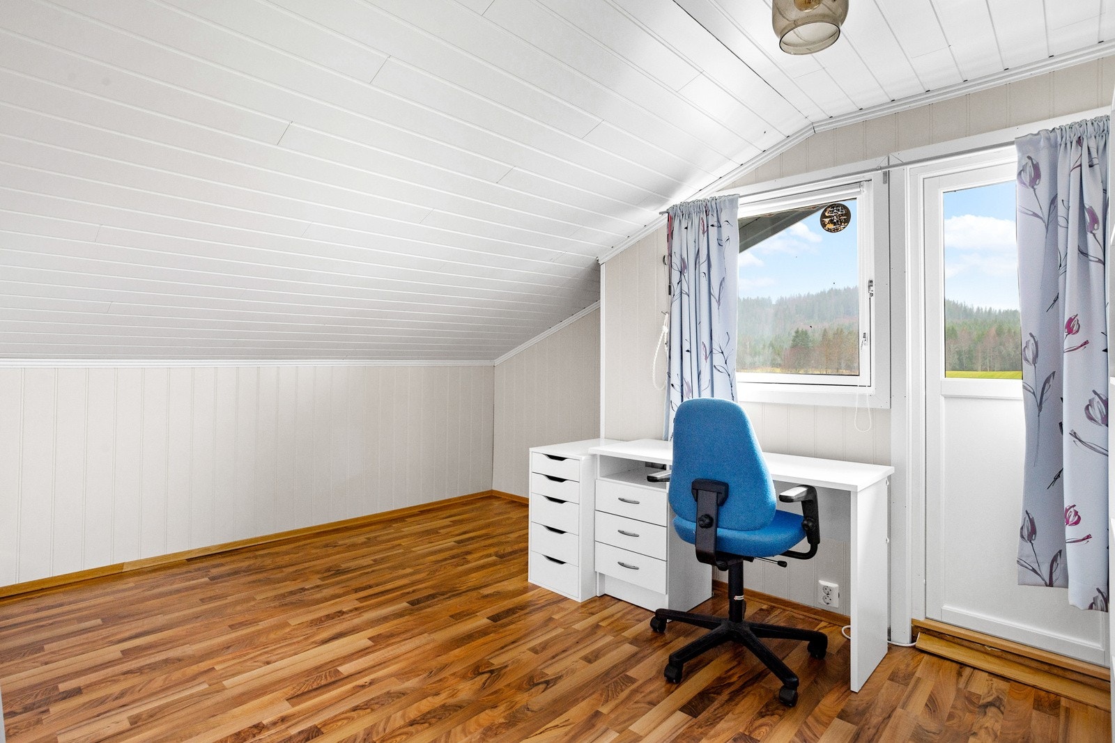 Soverom i 3. etasje med utgang til balkong. Galleribilde