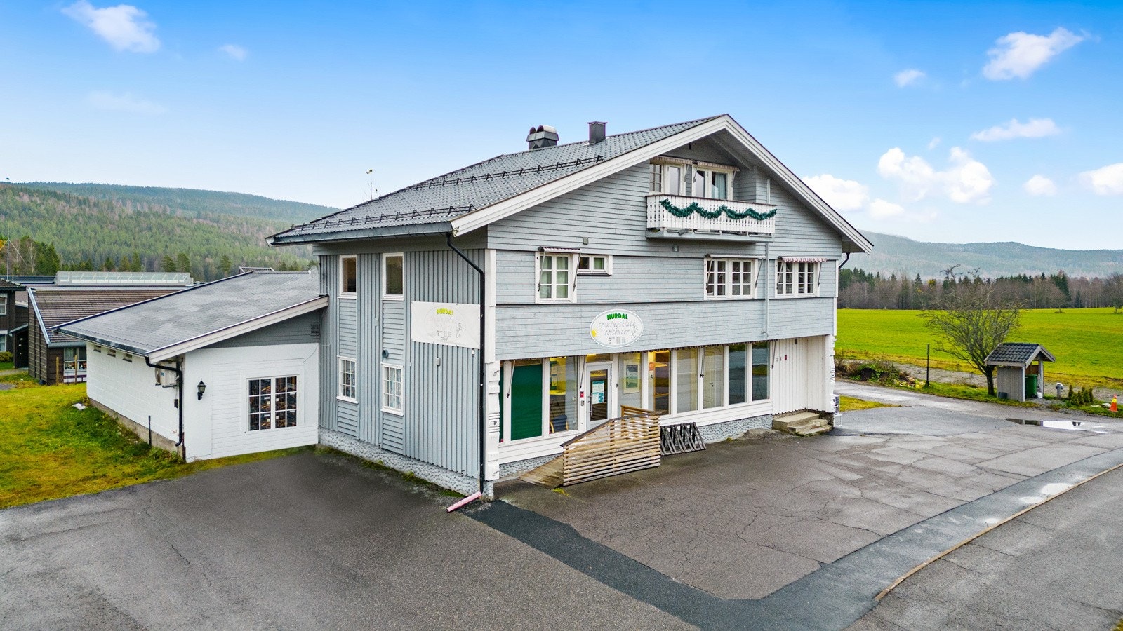 Fasade med inngang til næringsdelen i front. Galleribilde