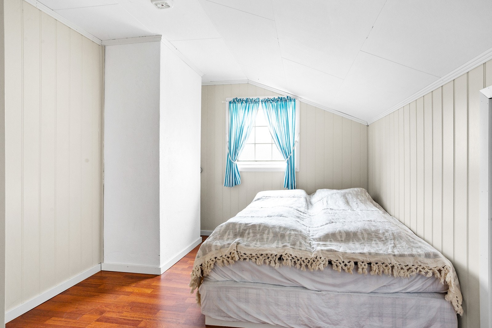 Soverom i 3. etasje med garderobeskap. Galleribilde