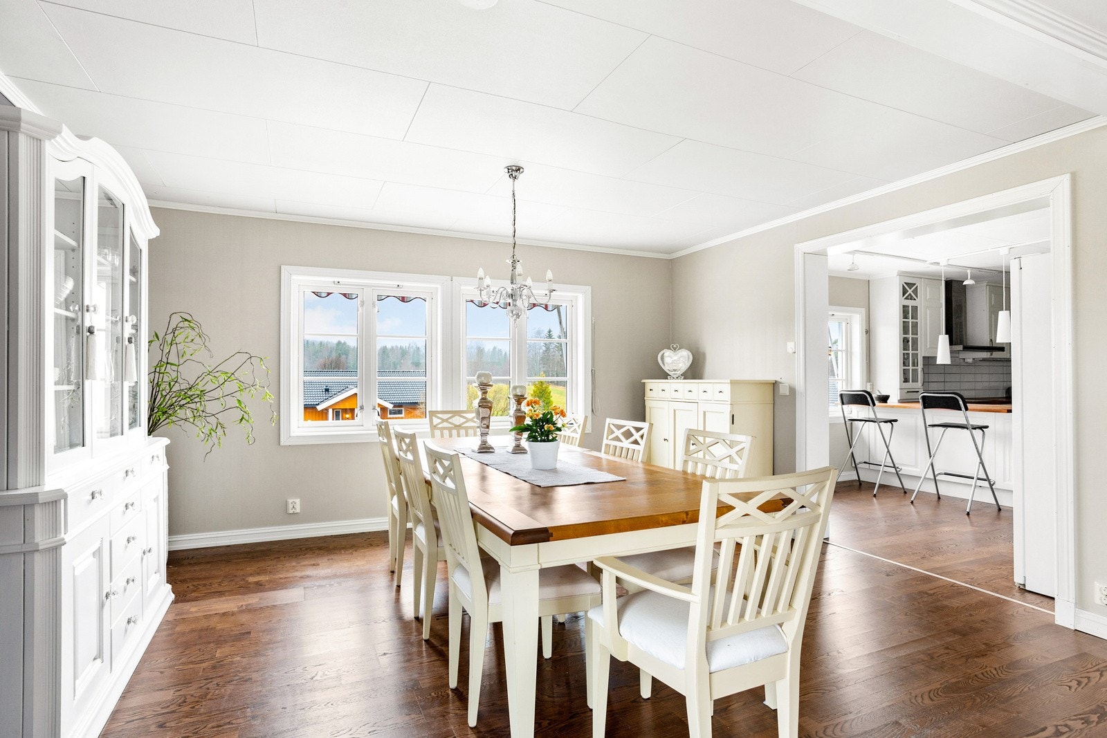 Spisestue utenfor kjøkkenet med god plass til stor spisestue. Galleribilde