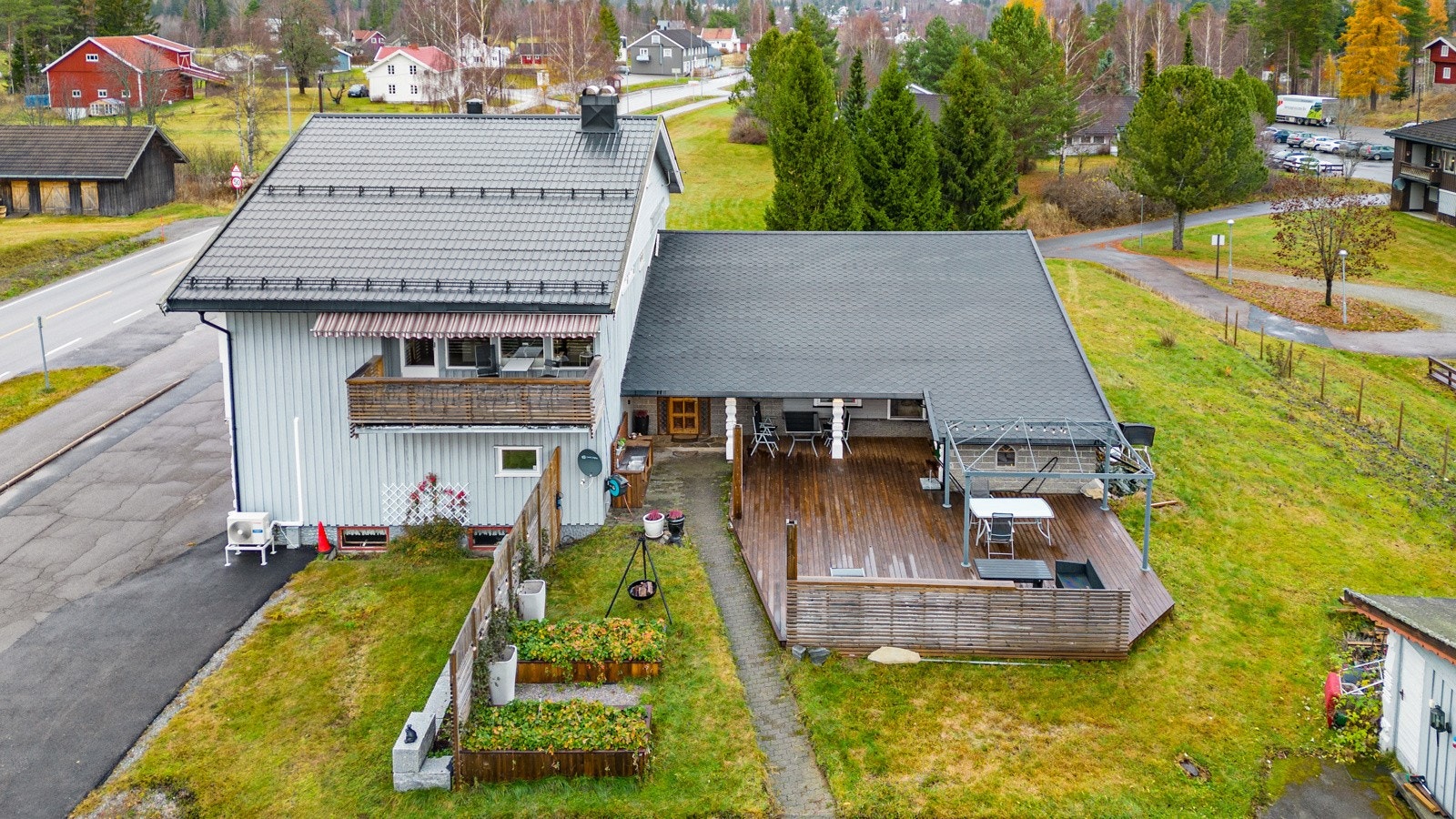 Fasade bakside med hyggelig hage og terrasse. Galleribilde