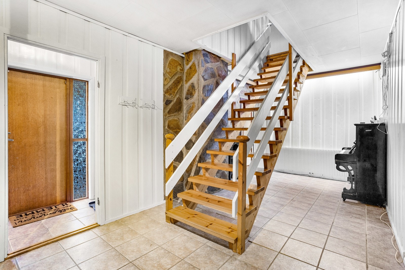 Gang/trapperom i boligens 1. etasje med flislagt gulv. Galleribilde