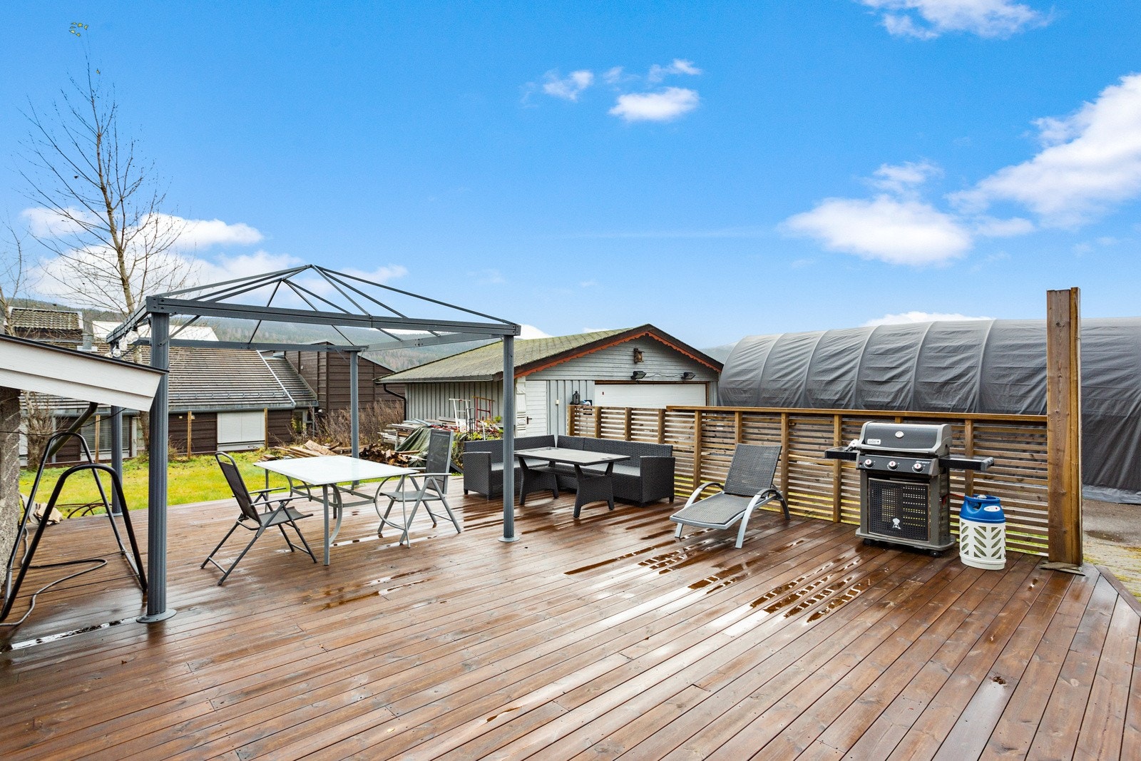 Stor terrasseplatting på baksiden av bygget. Galleribilde
