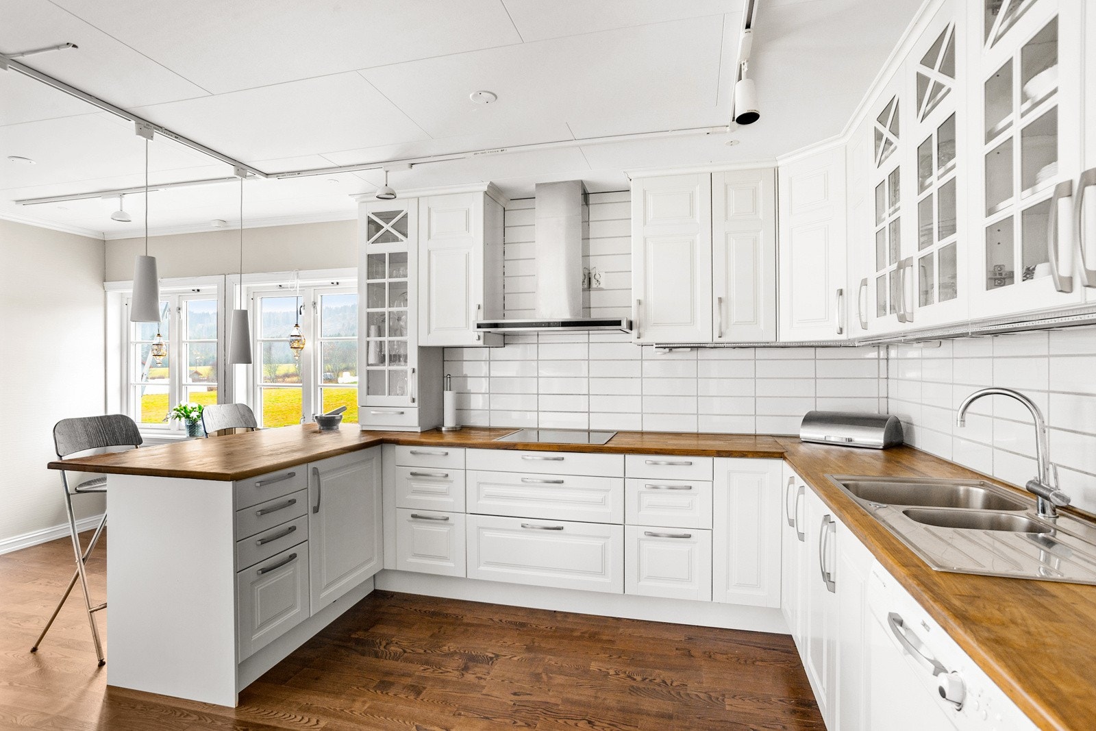 Stort og pent kjøkken med mye skap- og benkeplass. Galleribilde