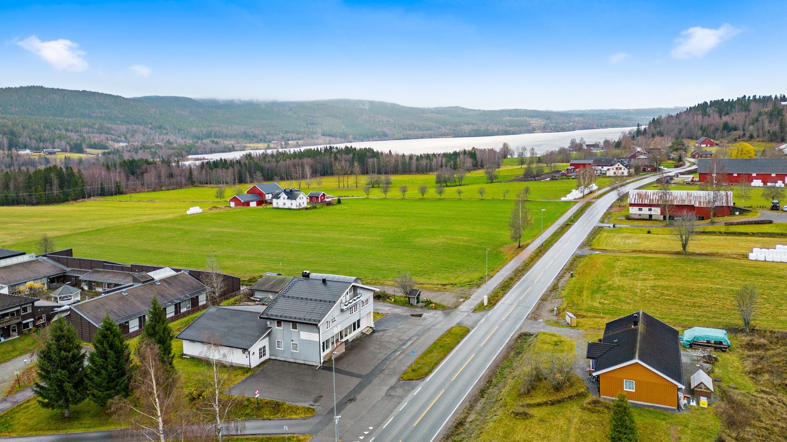 Ikke langt fra eiendommen er Hurdalssjøen. Galleribilde