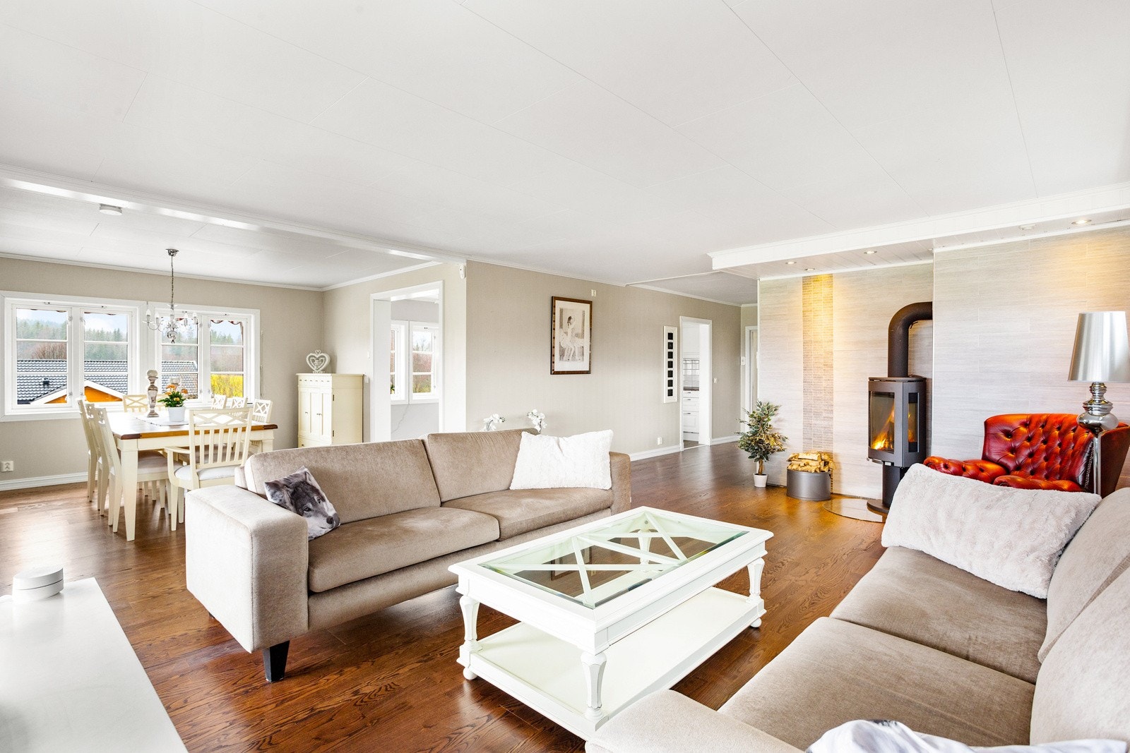 Romslig stue og spisestue. Galleribilde