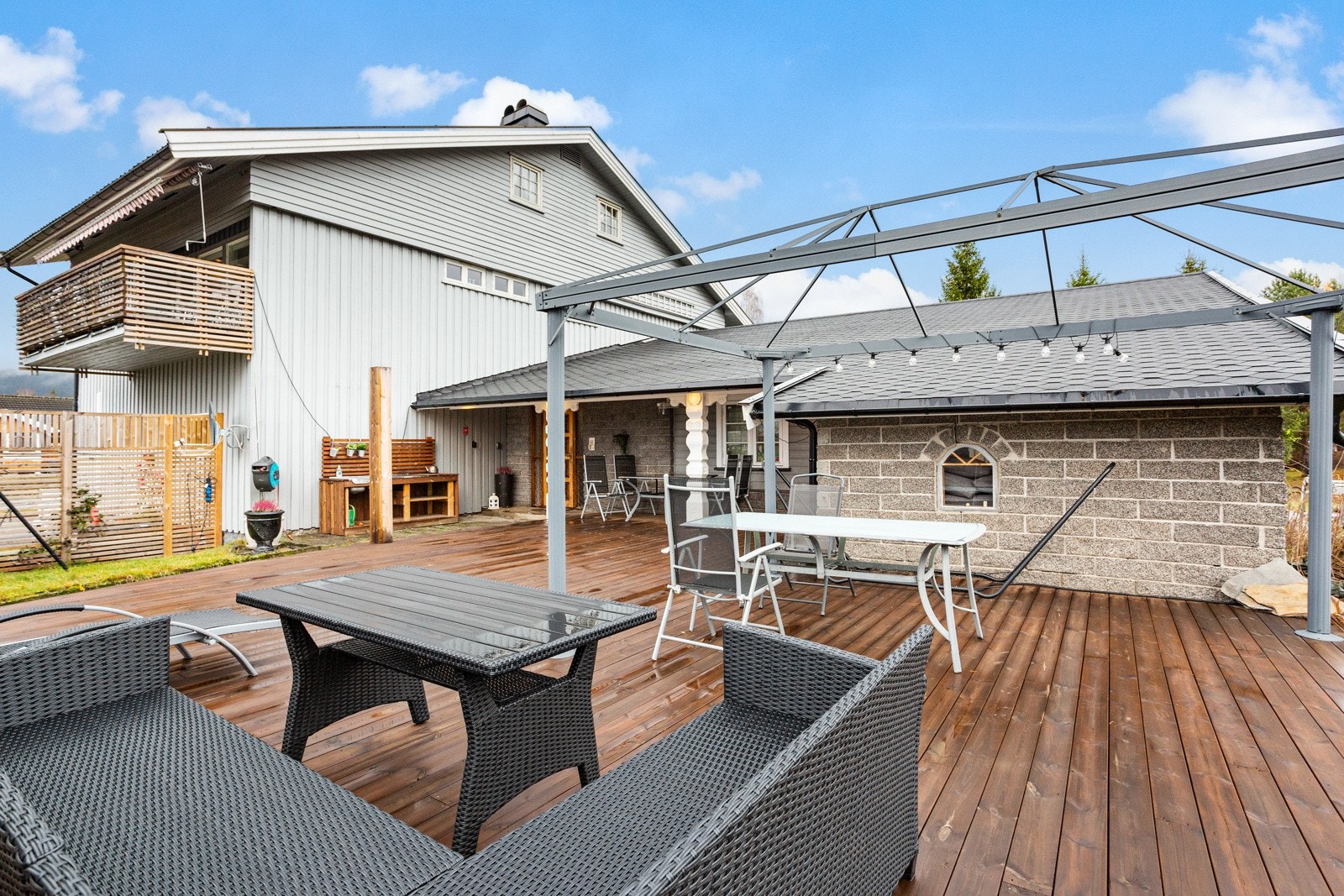 Stor og god terrasse for herlige grillmåltider. Galleribilde