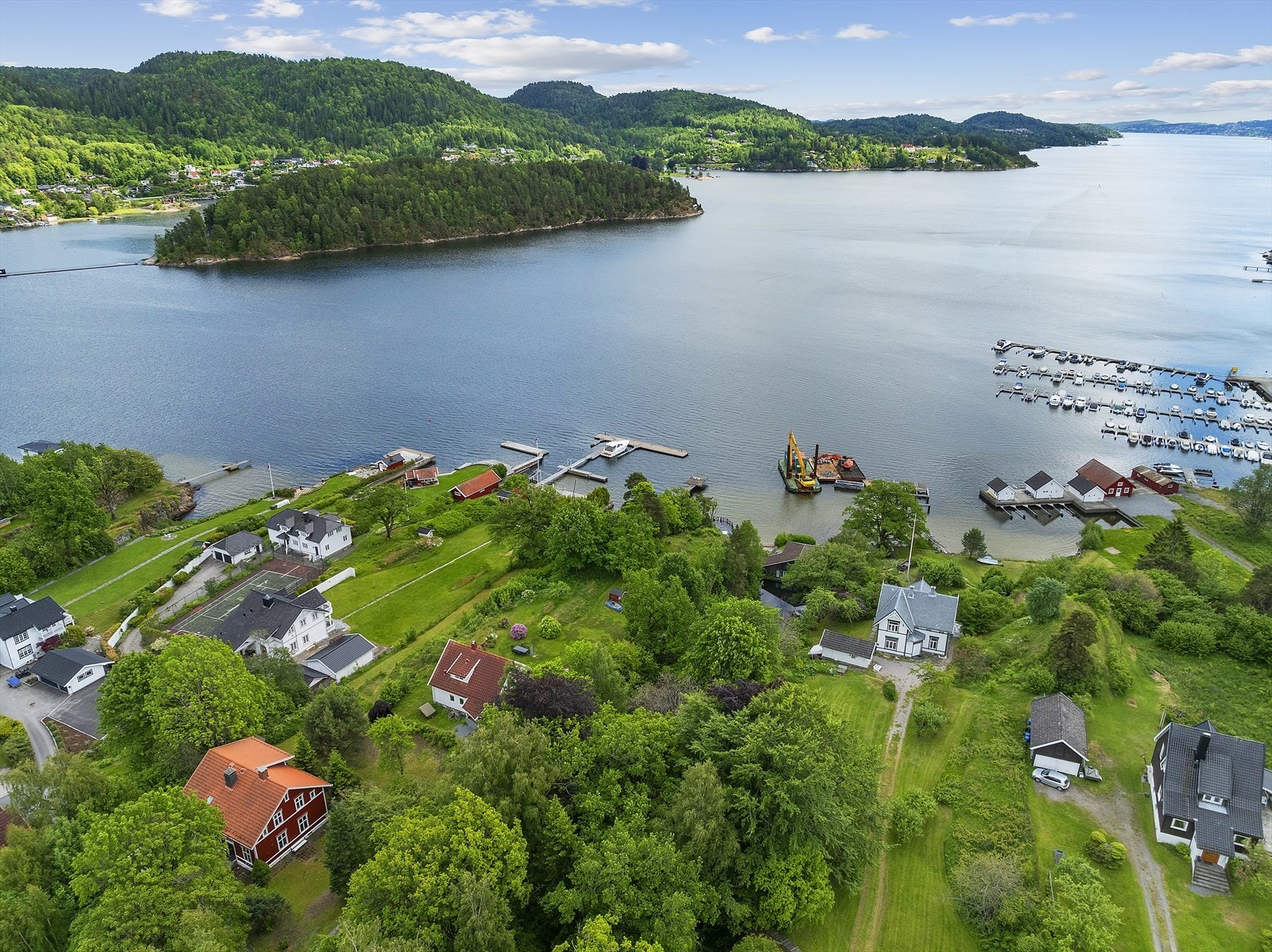 Nærhet til Olavsberget med strand og restaurant, samt tilgang til Kattøya Galleribilde