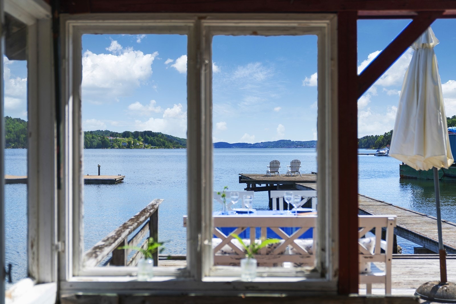 Store vindusflater med sjøutsikt. Galleribilde