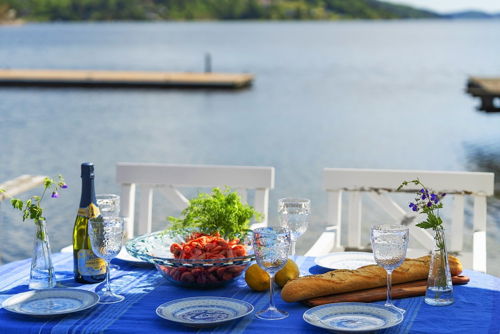 Innholdsrik familiebolig med strandlinje, sjøutsikt, solrike uteplasser, egen strand og brygge m/båtplass Galleribilde