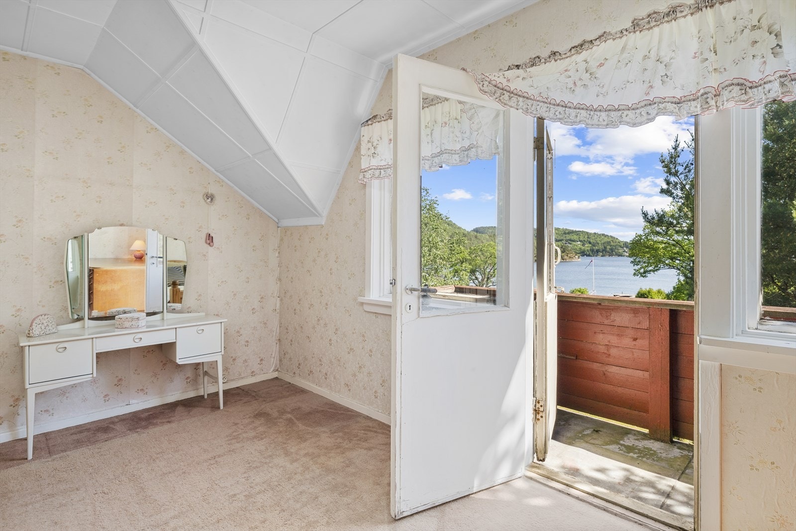 Utgang til balkong fra hovedsoverom Galleribilde