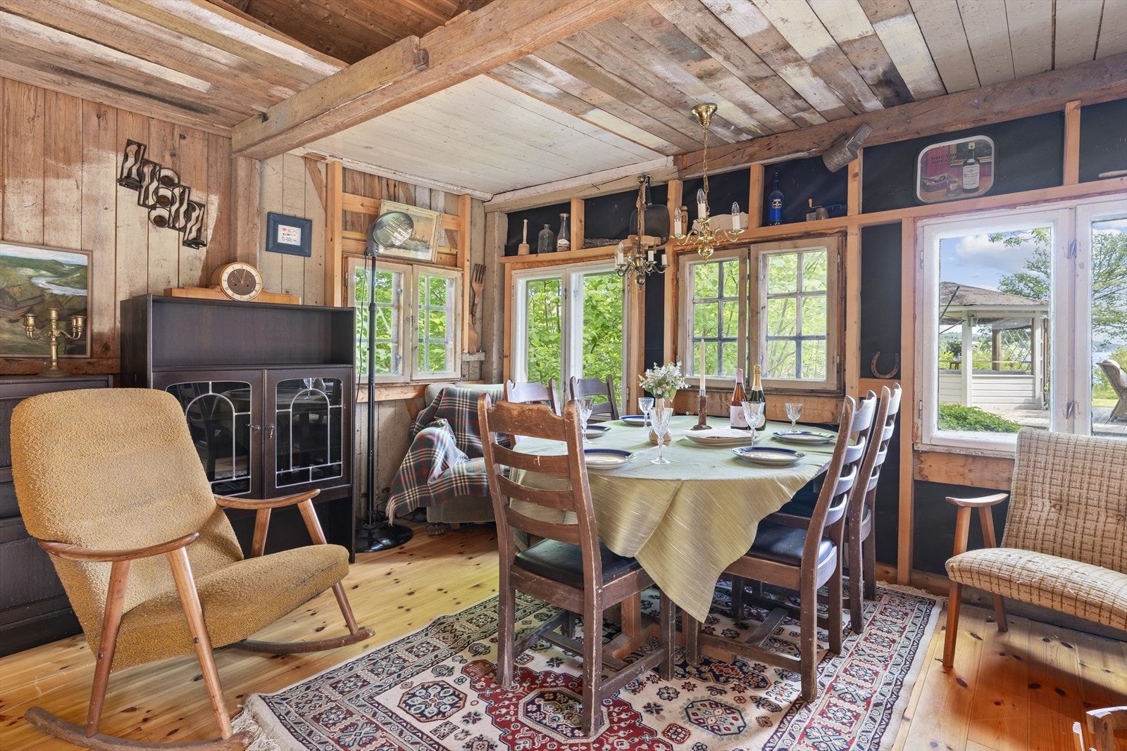 Anneks innredet med spisebord Galleribilde