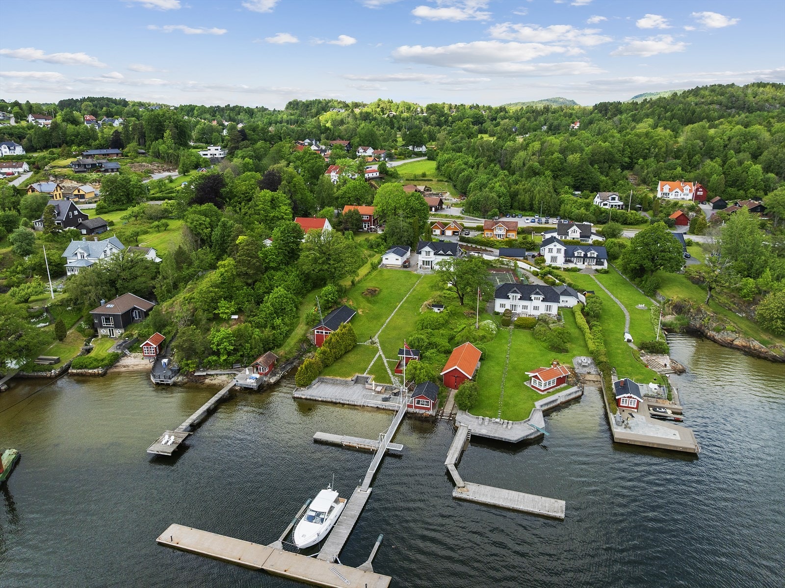 Det er nærhet til Nystrand barnehage, Tveten barne- og ungdomsskole samt idrettsanlegg Galleribilde