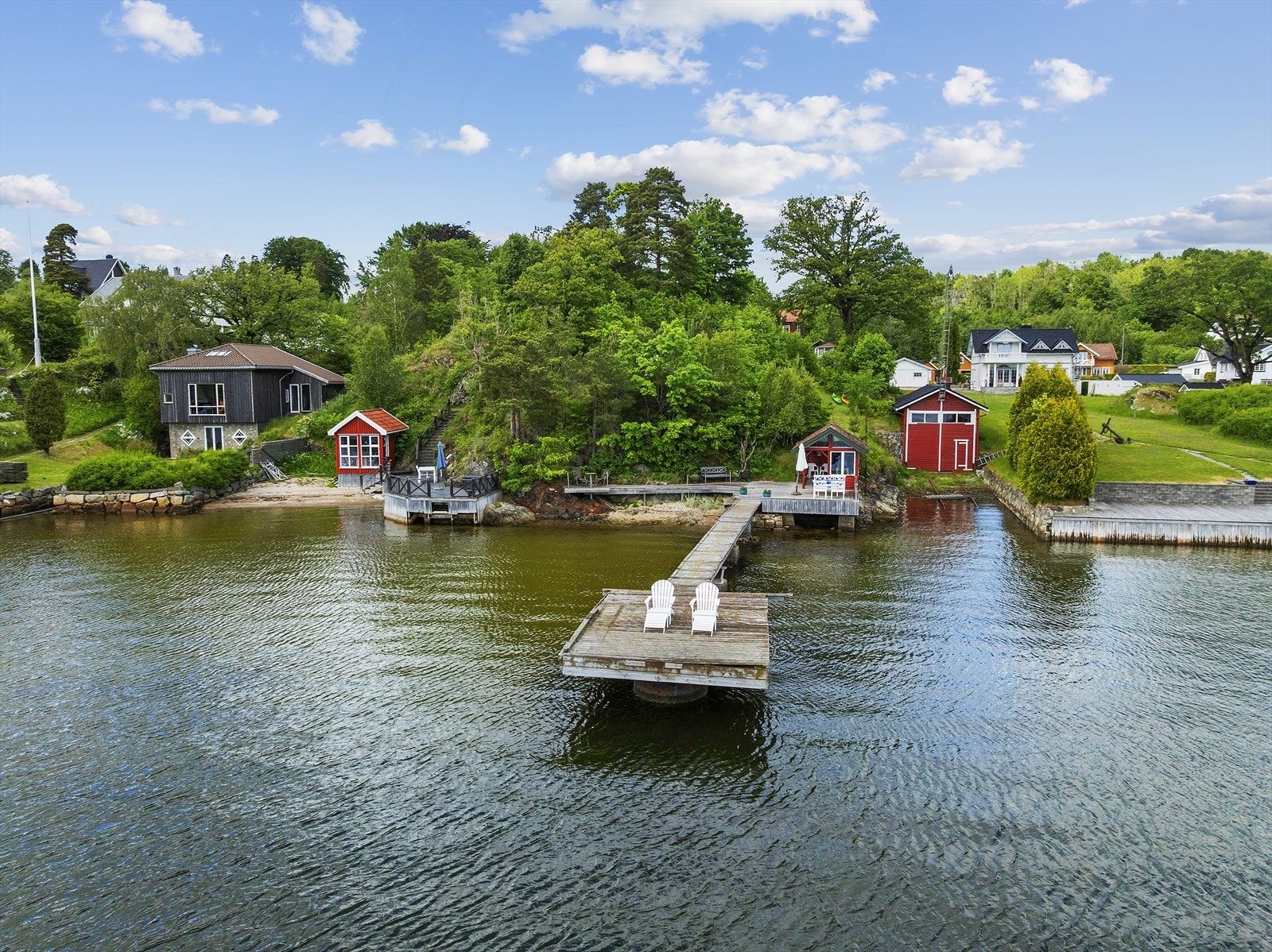 Fra bryggen og terrassen kan du se seilas fra Seivall Galleribilde
